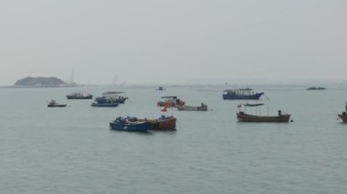 Açık mavi denizde yüzen balıkçı teknesi, Çin 'in Fujian bölgesindeki Pingtan adası. Yüksek kalite 4k görüntü