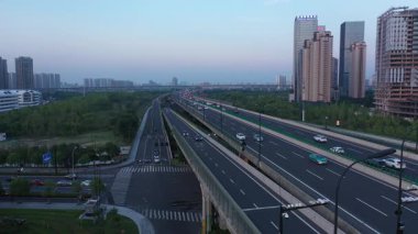 Hangzhou Çin 'deki otoban trafiğinin havadan görüntüsü. Yüksek kalite 4k görüntü