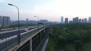 Hangzhou Çin 'deki otoban trafiğinin havadan görüntüsü. Yüksek kalite 4k görüntü