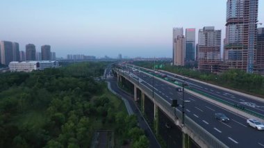 Hangzhou Çin 'deki otoban trafiğinin havadan görüntüsü. Yüksek kalite 4k görüntü