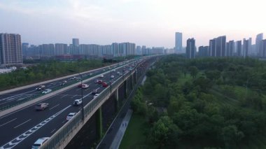 Hangzhou Çin 'deki otoban trafiğinin havadan görüntüsü. Yüksek kalite 4k görüntü