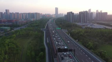 Hangzhou Çin 'deki otoban trafiğinin havadan görüntüsü. Yüksek kalite 4k görüntü
