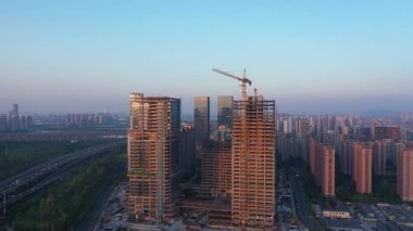 Hangzhou, Çin 'de inşa halindeki yüksek binaların havadan görüntüsü. Yüksek kalite 4k görüntü