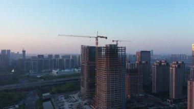 Hangzhou, Çin 'de inşa halindeki yüksek binaların havadan görüntüsü. Yüksek kalite 4k görüntü