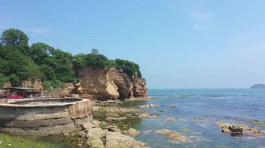 Dalian sahil beldelerinin ve engebeli kıyı şeridinin muhteşem hava manzarası. Yüksek kalite 4k görüntü