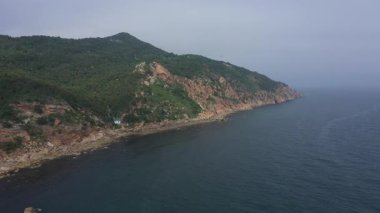 Dalian sahil beldelerinin ve engebeli kıyı şeridinin muhteşem hava manzarası. Yüksek kalite 4k görüntü