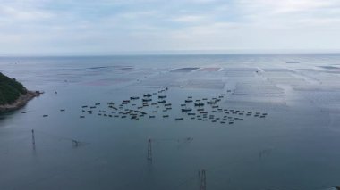 Lushun, Dalian 'daki Balıkçılık Filosu ve Deniz Ürünleri Çiftliği Havadan Görünümü. Yüksek kalite 4k görüntü