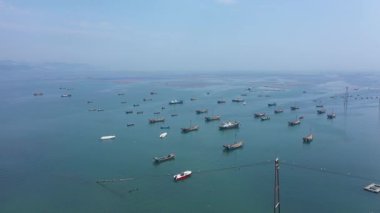 Lushun, Dalian 'daki Balıkçılık Filosu ve Deniz Ürünleri Çiftliği Havadan Görünümü. Yüksek kalite 4k görüntü