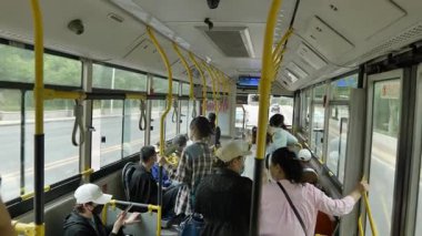 Çin 'in Ivshun Dalian bölgesindeki bir otobüsün içinde kalabalık yolcular. Yüksek kalite 4k görüntü