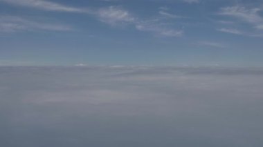 Uçak Penceresinden Bulutların Nefes Kesen Hava Görüntüsü. Yüksek kalite 4k görüntü