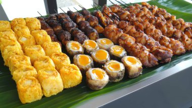 Çeşit çeşit ızgara şiş ve kızarmış ısırık. Muz Yaprağı 'na yerleştirilmiş.