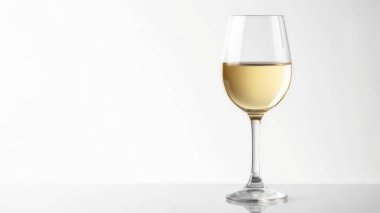 Beyaz bir yüzeyde şarap kadehi.