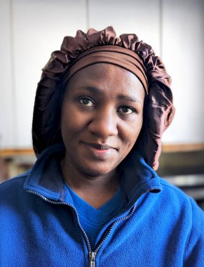 Rahat bir ifadeyle yetişkin bir kadının doğal kapalı mekan portresi. Otantik yaşam tarzı fotoğrafçılığı, evdeki her günün sakin bir anını yakalıyor..