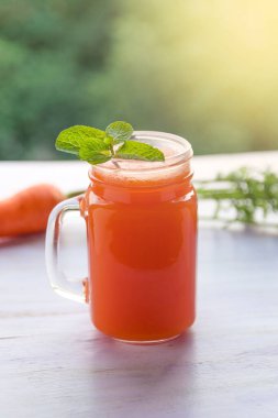 Lezzetli ve sağlıklı taze havuç suyu. Portakal suyu. Havuç suyu. Yeşil yapraklı taze havuç. Sağlıklı yemek..