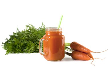 Lezzetli ve sağlıklı taze havuç suyu. Portakal suyu. Havuç suyu. Yeşil yapraklı taze havuç. Sağlıklı yemek..