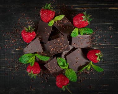   Koyu çikolata, sulu çilek ve yeşil nane yapraklarıyla dolu güzel bir hayat..