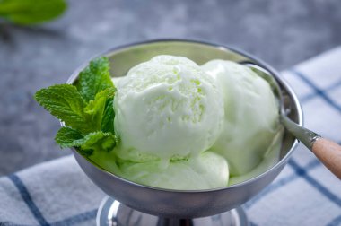 Soğuk yaz tatlısı. Kivili sütlü dondurma. Dondurma meyvesi..