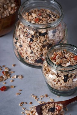 Kuru üzüm, kayısı ve fındıklı ev yapımı granola.