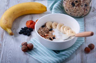 Meyve ve yoğurtlu granola. 