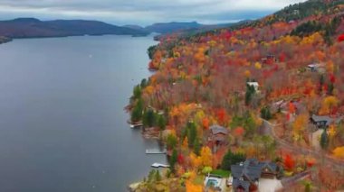 Dağlardaki gölün güzel manzarası