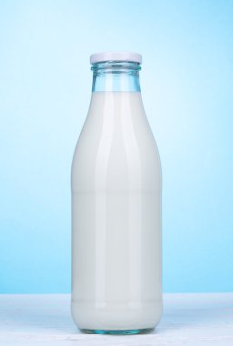 Açık mavi renkli süt şişe.