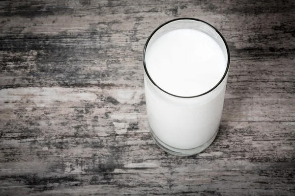Glas melk op houten ondergrond. — Stockfoto