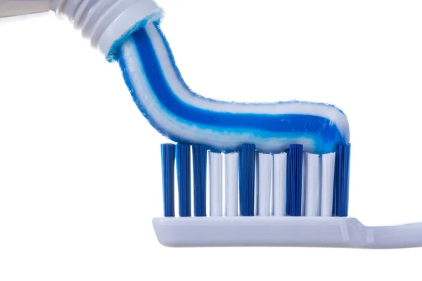 Cepillo de dientes con pasta de dientes aislado sobre fondo blanco. — Foto de Stock