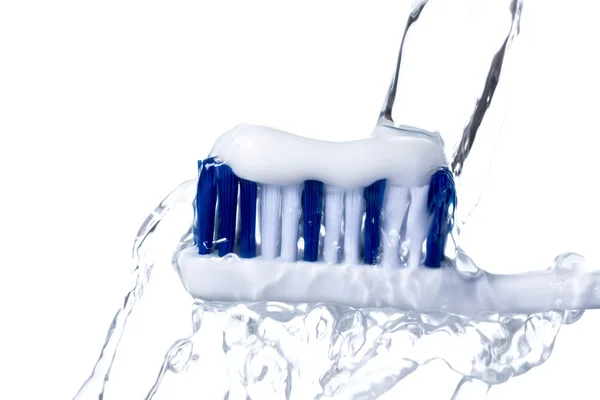 Cepillo de dientes con pasta de dientes aislado sobre fondo blanco. — Foto de Stock