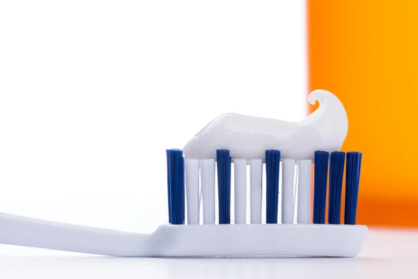 Зубная щетка с зубной пастой, крупным планом — стоковое фото