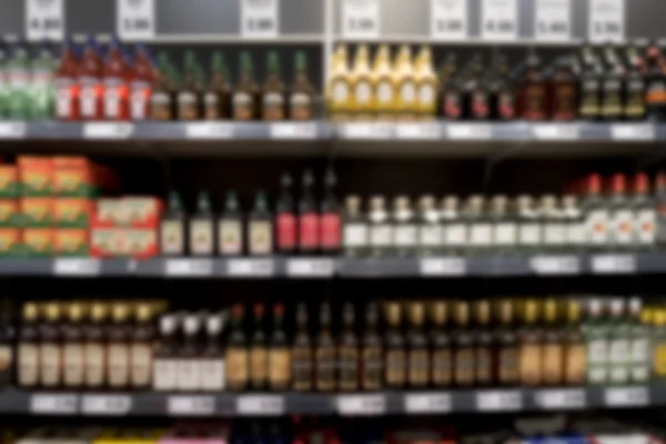 Na sklepowej półce z wódki i wina — Zdjęcie stockowe