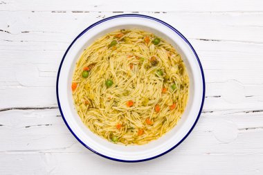 Teneke kaplama ahşap arka plan üzerinde hazır çorba.