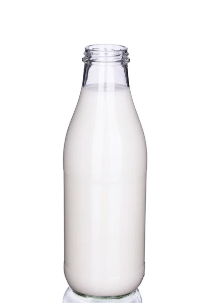 Otwórz butelkę mleka na białym tle (ścieżki przycinającej zawarte) — Zdjęcie stockowe