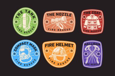 Hava silindirli itfaiye rozetleri, hortum tabancası, güvenlik ceketi, gaz maskesi, miğfer, halligan aletleri. İtfaiyeciler için itfaiye yama logosu koleksiyonu. Vektör İllüstrasyonu