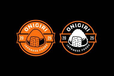 Onigiri pirinç topu retro rozet logosu restoranı için ayarlandı. Japon suşisi, aşçılık için klasik amblem amblemi paketi. Kafeler ve mutfaklar için Asya onigiri yemeği kırsal yama grafik tasarımı