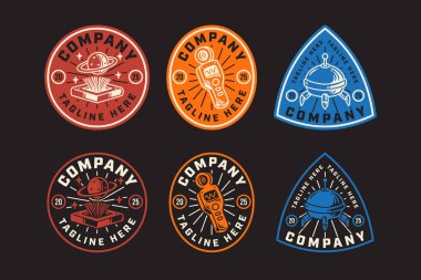 Uzay kitabı portalı, hologram, el bilgisayarı tarayıcı, uçan dron kapsülü, bilim kurgu robotu gereci retro rustik rozet yama logosu seti macera için, açık hava, oyun, teknoloji. vektör illüstrasyonu