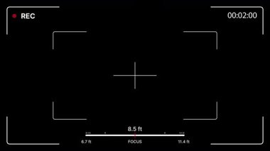 Sinematik kamera görüntüleme arayüzü, köşedeki çerçeve rehberi, çapraz görüş, REC göstergesi, zaman sayacı ve odak uzaklık ölçeği ile örtüşür. Ekran örtüsü kaydediliyor. 4K Video