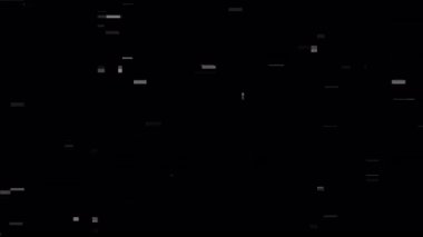 Siyah arkaplandaki piksellerle birlikte dijital gürültü animasyonu. Teknoloji ve fütüristik için yatay parazit çizgileri olan minimalist statik animasyon. 4K Video