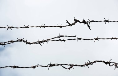 Gökyüzünde dikenli tel.