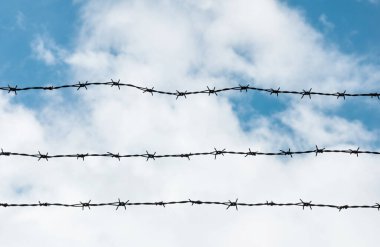 Gökyüzünde dikenli tel.