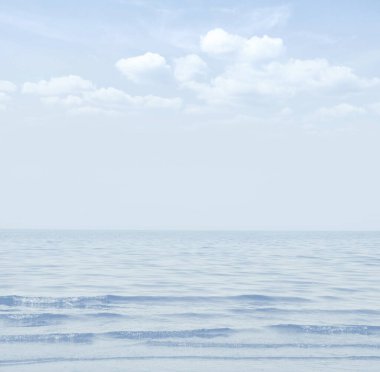 Puslu mavi deniz manzarası. Deniz manzarası..