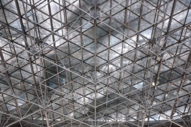 Metal yapıları güçlendiren havaalanı çatısı manzarası.