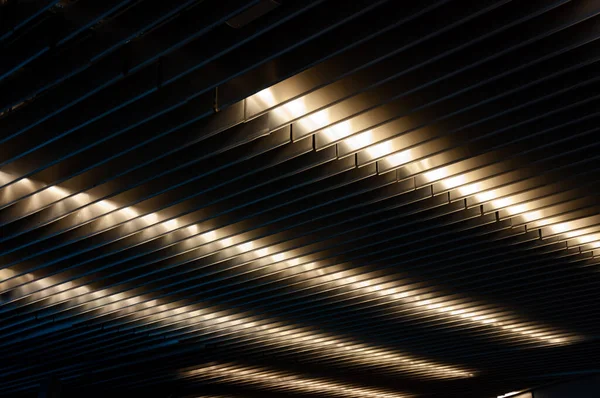 Vue Des Structures Plafond Lattes Avec Des Lampes Intérieur — Photo