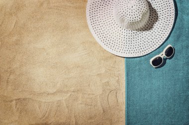 Aksesuarlı plaj ve kumun üst görünümü