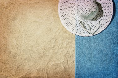 Aksesuarlı plaj ve kumun üst görünümü