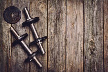 Fitness egzersiz arka plan. Ahşap zeminüzerinde Dumbbells