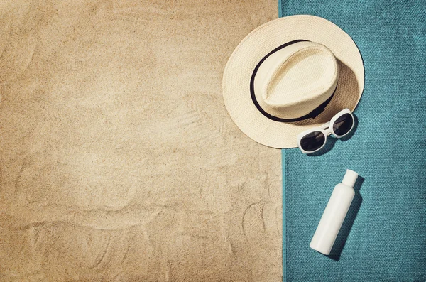 Vista superior de playa y arena con accesorios — Foto de Stock