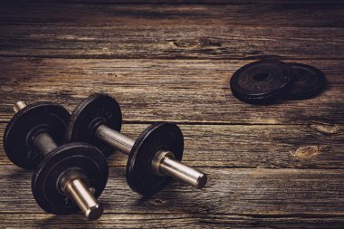 Fitness egzersiz arka plan. Ahşap zeminüzerinde Dumbbells