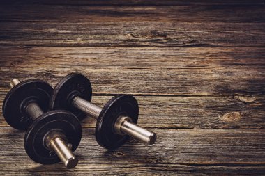 Fitness egzersiz arka plan. Ahşap zeminüzerinde Dumbbells