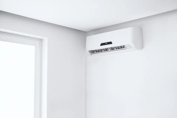 Acondicionador de aire dividido en una pared blanca . — Foto de Stock
