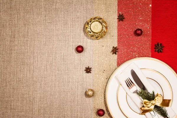 Weihnachtsdekoration und Tisch- oder Abendgeschirr. — Stockfoto